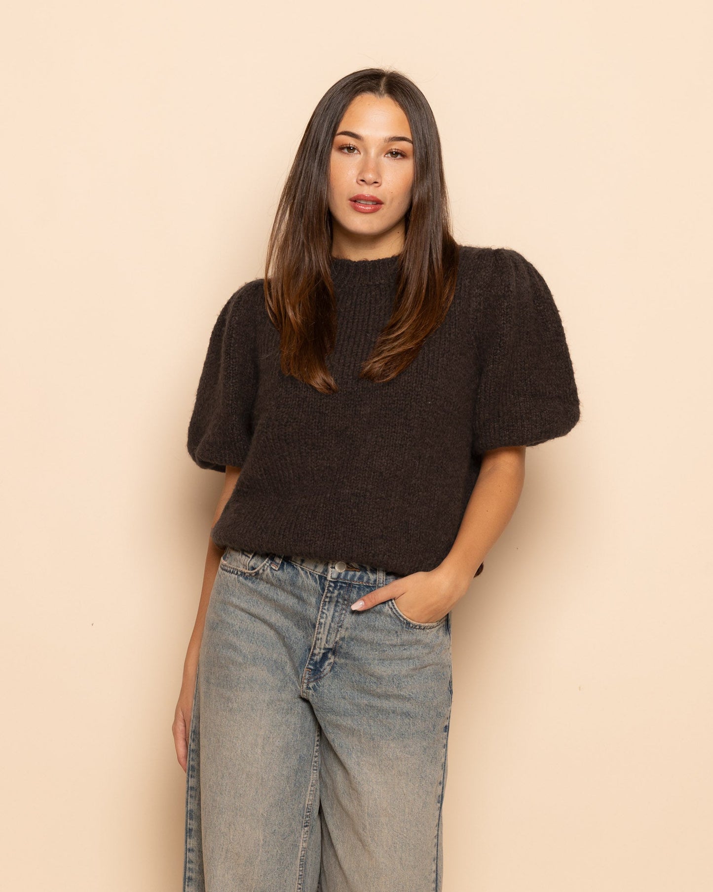 Jersey marrón con mangas abullonadas de DANI