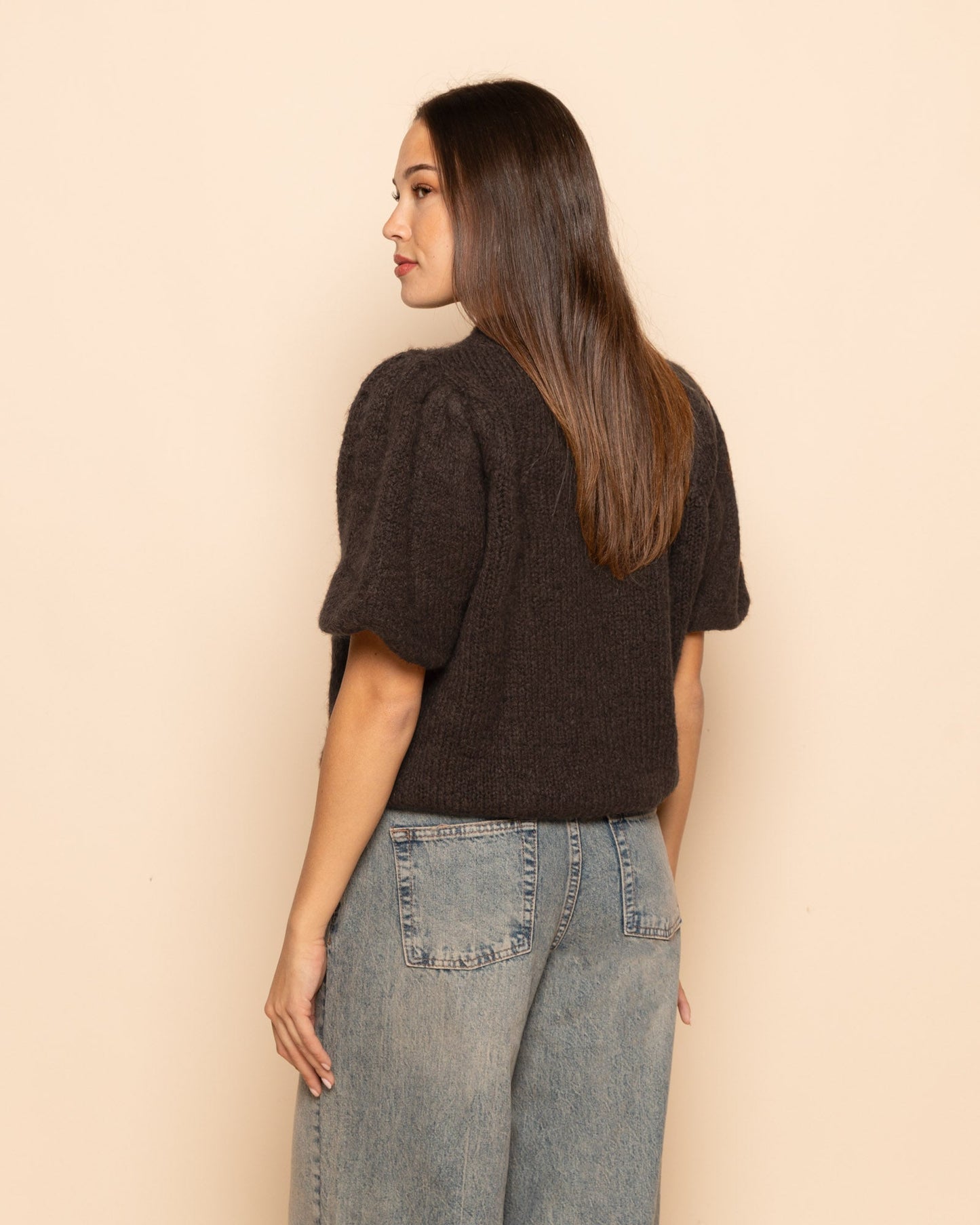 Jersey marrón con mangas abullonadas de DANI